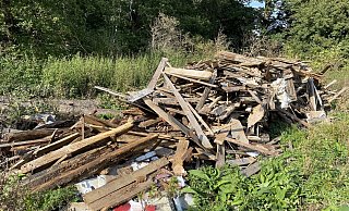 Der Müll liegt noch auf einer Wiese direkt neben der Autobahn. - Dirk Windmöller