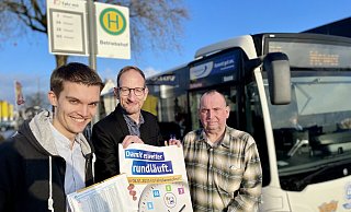 Julius Riediger (v. l.), Verkehrsplanung Padersprinter, René Möller, Verkehrsleitung und -planung, und Boris Beckmann, Verkehrsplanung zeigen den neuen Busfahrplan. - Padersprinter