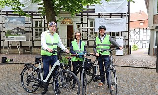 Der Landtagsabgeordnete Bernhard Hoppe-Biermeyer, die NRW-Ministerin Ina Scharrenbach und Bürgermeister Werner Peitz (v.l.) freuen sich über die Fördersumme in Höhe von 86.000 Euro für die umfassende Sanierung des Heimathauses. - Regina Brucksch
