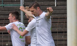 Alexander Bannik (vorne) schoss ein Tor selbst und bejubelte später das 2:1 von Pascal Widdecke. - Jens Dünhölter