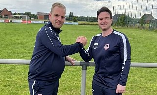 Hand drauf: Holsens sportlicher Leiter Götz Wittenberg (l.) und der neue Trainer Luigi Di-Bella besiegeln symbolisch die Amtsübernahme. - Florian Finke