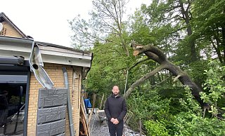 Tom Brinkmann-Clasberg steht auf seiner Terrasse - in der Luft hängt der Rest des Siel-Baumes. - Nicole Sielermann