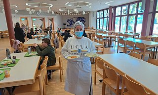 Bei Jennifer Sen in der Mensa der Bertolt-Brecht-Gesamtschule haben die Schüler immer die Wahl zwischen einem vegetarischen und einem Fleischgericht. - Matthias Reiprich