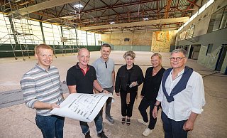 tellen das Sporthallen-Projekt vor: (v.l.) Arne Middeldorf (Sportamt), Andreas Schröder (ISB), Lulzim Maliqi (Büro Rimkeit), Susanne Beckmann (Amt für Schule), Christine Harodt (ISB) und Andreas Rimkeit. - Oliver Krato