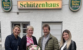 Sumeya Deniz (v. r.), Ralf Diedrichsen (stellvertretender Vorsitzender des Schützenvereins Tengern), Renate Kuntze und Lale Celic, die ihre Tochter Sumeya in der Gaststätte tatkräftig unterstützt. - Schützenverein Tengern/Rahe