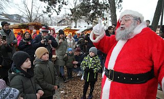 Höhepunkt des Lichterglanzes für die jüngsten Gäste ist immer der Besuch des Weihnachtsmannes, der den Kinder Süßes überreichte und auch ein paar freundliche Worteparat hatte. - Klaus Frensing