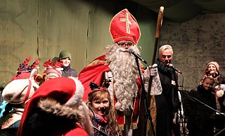 Ob in diesem Jahr der Nikolaus wieder den Weihnachtsmarkt in der Warburger Altstadt besuchen wird? - NW-Archiv/Simone Flörke