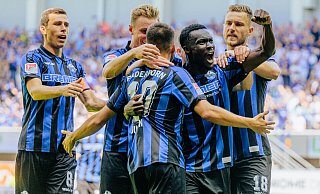 Sirlord Conteh (2. v. r.) hat soeben das 5:0 erzielt. Ron Schallenberg, Jasper van der Werff, Julian Justvan, Florent Muslija (verdeckt) und Dennis Srbeny (v. l.) gratulieren. - Besim Mazhiqi