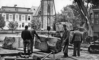 Die Steine des Wittekindsdenkmals beim Abbruch des „Gebirges“ vor der Neugestaltung 1959. Foto: Georg Heese (Kommunalarchiv) - Georg Heese (Kommunalarchiv)