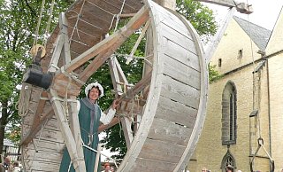 Auch ein Tretradkran, mit dem früher schwere Lasten gehoben wurden, war schon mal beim Museumsfest zu sehen. - Mareike Patock