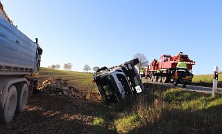 Der mit Steinen beladene Laster kippte auf das Feld. - Polizei