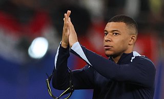 Frankreichs Kylian Mbappe steht nach dem Spiel gegen die Niederlande auf dem Platz und hat seine Maske abgenommen. - Jan Woitas