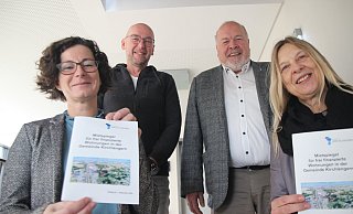 Präsentieren den neuen Mietspiegel: Sonja Boxhammer, Fachbereichslieter Michael Doemke, Bürgermeister Rüdiger Meier und Martina Wenzel. - Jan-Henrik Gerdener