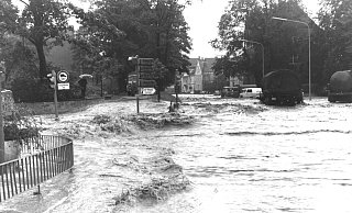 Bei der Heinrichsflut stand auch am Heierstor, heute bekannter als Detmolder Tor, in der Paderborner Kernstadt alles unter Wasser.  - Stadt- und Kreisarchiv Paderborn / Baxpöhler