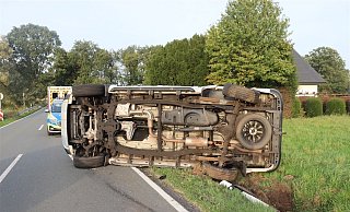 Nach dem Zusammenstoß in Bünde landet eines der Fahrzeuge auf der Seite. - Polizei Herford