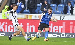 Arminia Bielefelds Aygün Yildirim (r.) duelliert sich mit dem Sandhäuser Christoph Ehlich. - Oliver Krato