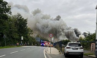 Großbrand in Bielefeld: Die Rauchwolke war weit zu sehen. - NW