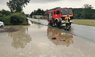 Das Wasser konnte an vielen Stellen nicht richtig versickern. - Feuerwehr Enger