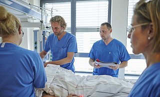 Archivbild: Auf der Intensivstatin III des Herforder Klinikums arbeitet ein 40-köpfiges Team. 2019 musste das Personal noch keine Schutzkleidung tragen. - Klinikum Herford