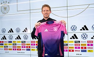 Nationaltrainer Julian Nagelsmann präsentiert das neue Auswärtstrikot der DFB-Elf - Boris Roessler/dpa