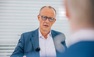 Der CDU-Vorsitzende Friedrich Merz (l.) sitzt mit Theo Koll, ZDF-Moderator und Leiter des ZDF-Hauptstadtstudios, beim ZDF-Sommerinterview. - dpa