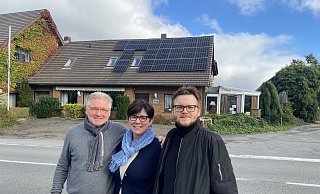 Hans-Dieter (v.l.), Claudia und Jan-Niclas Sturm vor ihrem Haus, aus dessen Dach der Strom für die Küche produziert wird. - Dirk Windmöller