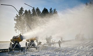 Mit bis zu 30 Zentimetern Naturschnee und guten Bedingungen für die Schneekanonen will Winterberg an diesem Freitag in die Skisaison starten. - Bernd Thissen
