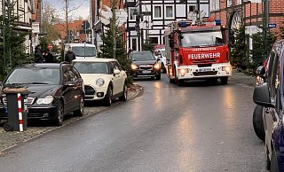 Die Feuerwehr ist am Donnerstagmorgen über die Lange Straße zu einer Hütte auf dem Christkindlmarkt gefahren. - NW