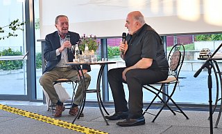 Krimiautor im Gespräch mit einem Krimiautor: Joachim H. Peters (r.) stellte dem Bestsellerautor Martin Walker nicht nur Fragen zu seinem neuen Buch. - Gunter Held