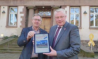 Kämmerer Martin Finke (l.) und Bürgermeister Daniel Hartmann präsentieren den Haushaltsentwurf der Stadt Höxter, den es erstmals nur noch in digitaler Form gibt. - Svenja Ludwig