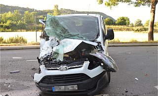 Der Lieferwagen wurde schwer beschädigt. Die B7 wurde zeitweise gesperrt. - Polizei Kreis Höxter