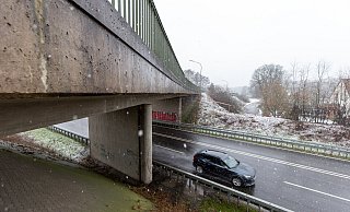 Die Brücke über die B1 ist schon lange marode. Nun rückt der Abriss näher. - Niklas Tüns