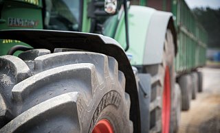 Ein 16-Jähriger fuhr den Traktor mit angehängtem Scheibenmäher auf der Landstraße von Schlangen in Richtung Benhausen. (Symbolbild) - Pixabay