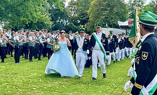 Beate und Matthias Ilse sind das amtierende Königspaar der St.-Johannes-Schützenbruderschaft Salzkotten. Hier lassen sie sich bei der Parade bejubeln. Ein Musikverein sorgt für die musikalische Begleitung. - Carola Drabon