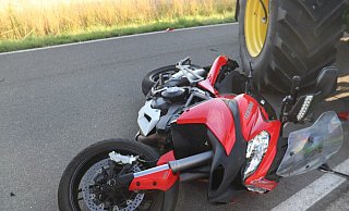 In Marienmünster verstarb ein 48-jähriger Motorradfahrer aus Lippe nach einem Unfall mit einem Ackerschlepper. - Polizei Höxter