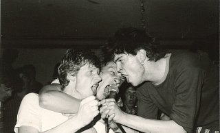 Die erste LP der "Toten Hosen" ist 1984 erst wenige Monate auf dem Markt, aber Campino kann bereits auf textsichere Fans zählen. - Thomas Bauer