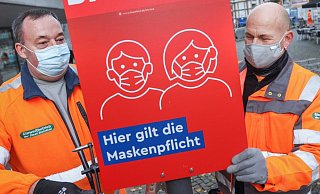 Michael Ebert und Dirk Mansfeld montierten vorbildlich die Schilder in der Stadt. - Sarah Jonek