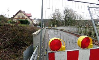 Die Sperrung der Ahornbrücke ist aufgehoben werden. Die maximale Traglast wird zunächst auf 12 Tonnen begrenzt. - Marion Wessels