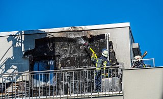 Die Feuerwehr löscht die Wohnung, die in Brand geraten war. - Paul Brinkmann