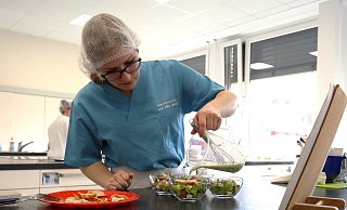 Die Auszubildenden lernen, gesund und mit möglichst saisonalen und regionalen Zutaten zu kochen. - Ilka Gülker