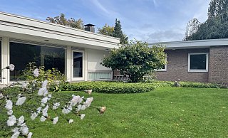 Im Garten der Villa Kugel in Gütersloh gab es früher einen Außenpool – der wurde allerdings Ende der 80er-Jahre zugeschüttet. Dort entstand das Atelier von Ute Kugel-Erbe. - Lena Vanessa Bleck