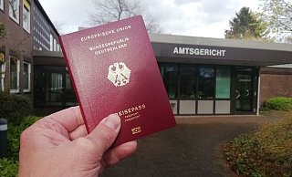 In dem Verfahren wegen Sachbeschädigung legte ein Angeklagter seinen Reisepass vor, in dem Einreise- und Ausreise-Stempel türkischer Behörden zu finden sind. - Joern Spreen-Ledebur
