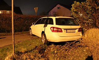 Der Fahrer dieses Mercedes ist mit seinem Wagen von der Straße abgekommen und in einem Vorgarten gelandet. - Polizei Herford