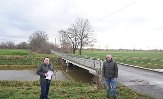 Die Brücke der Straße "Hülsenbrink" über den Großen Diekfluss in Pr. Ströhen ist die schlechteste Brücke in der Stadt Rahden. Einer der Tragbalken hänge durch, hatten Christoph Flieder (l.) und Oliver Zierenberg von der Stadt Rahden bereits bei einem Ortstermin erklärt. - Archiv Joern Spreen-Ledebur