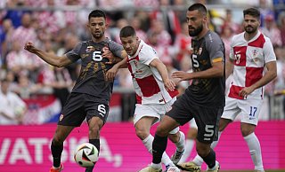 Visar Musliu (l) und Andrej Kramaric (M) von Kroatien in Aktion während des internationalen Freundschaftsspiels im Rujevica-Stadion. - Darko Bandic/ dpa