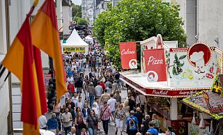 In der Westernstraße sind am Sonntag tausende Menschen unterwegs - trotz bewölkten Wetters. - Niklas Tüns