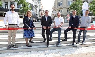 Kleiner Festakt: Felix Engelke (Firma Rasche, v. l.), Andrea Marquardt (Bezirksregierung), Bürgermeister Lars Bökenkröger, Planer Dirk Nagel, Wirtschaftsförderer Patrick Zahn und Projektleiter David Teilkemier eröffnen die neue Bahnhofstreppe mit einem Scherenschnitt. - Jörg Stuke