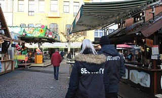 Der Sicherheitsdienst im Einsatz: Stichprobenartig - um Fälschungen auszuschließen - kontrollieren sie auch Personen, die bereits ein Armband tragen. - Anastasia von Fugler