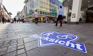 Hinweise wie dieser machen nun auf den Verkehrsversuch aufmerksam. - Niklas Tüns