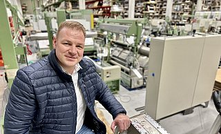Delius-Geschäftsführer Marc Schmidt freut sich über die zügigen Umbauarbeiten: Bis zur Fertigstellung der neuen Halle produzieren die grünen Webmaschinen am Ausweichstandort. - Stefan Becker